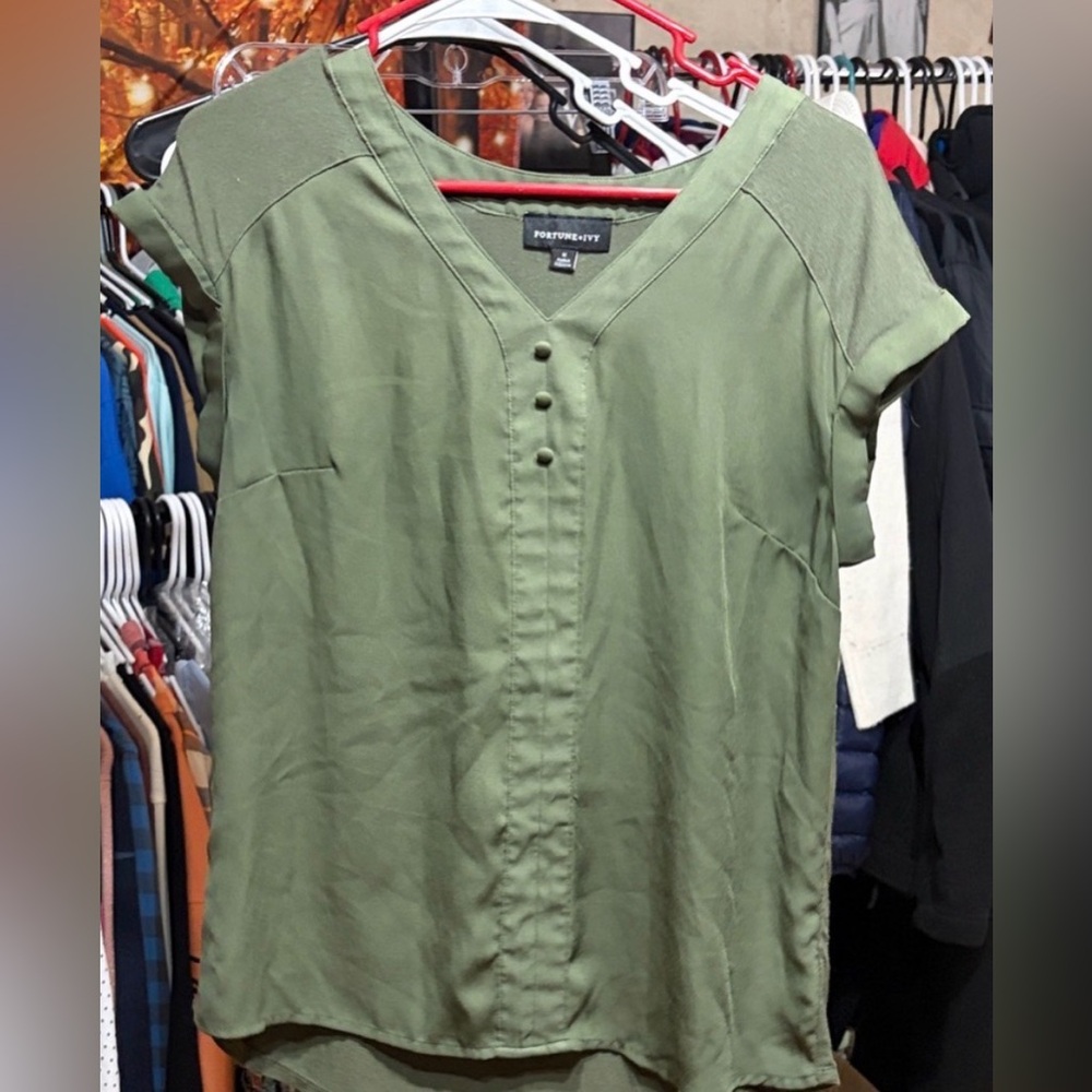 🌿 Fortune + Ivy Olive Green V-Neck Button Front Blouse | Size M 🍃✨